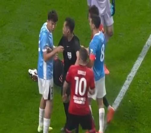 火爆！中超揭幕战爆发大规模冲突：前队友当场指鼻子互骂！