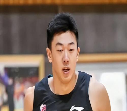 分开宏远5天，王少杰陪老婆去泰国游览，玩枪、撸狮子好不快乐