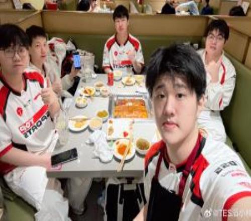 哥哥的参团率太高了！TES官方赛后晒选手聚餐返图：坚哥带上杰克吃一口
