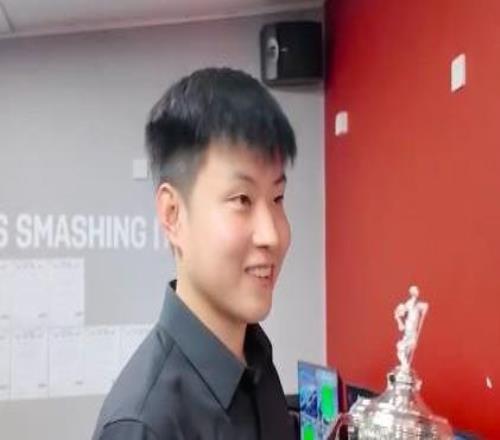 赵心童三杆破百40速胜晋级，赛后拿到了复刻版世锦赛奖杯