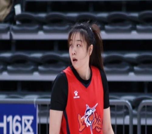 得分第6+篮板第3！高中毕业直升职业赛场1.86米小李梦再入女篮