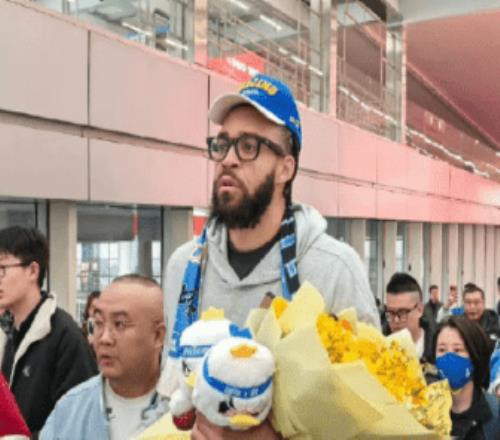 北京男篮官方：麦基正式抵京将穿0号搭档周琦组超级双塔冲冠