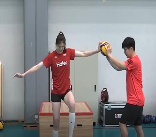 中国女排五大主力归队曝光！李盈莹康复训练，只待朱婷回归