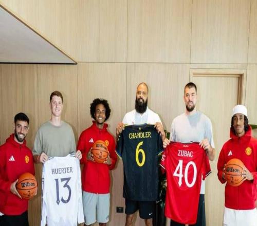 NBA球员访问卡灵顿基地，B费、齐尔克泽与约罗向其赠送球衣