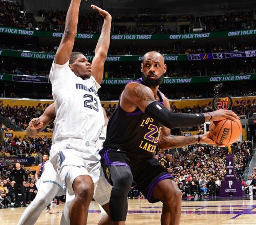 湖人128121击败灰熊！詹姆斯一战创6个NBA纪录，前无古人