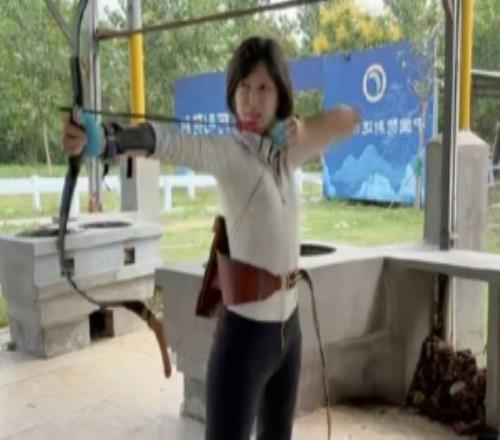 主持人骆歆分享射箭视频：弯弓我有了，给我来个大雕