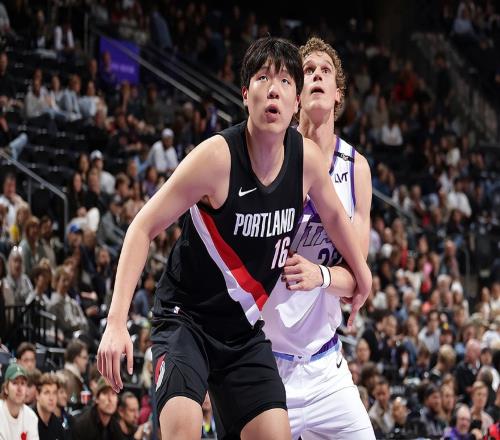 杨瀚森迎NBA常规赛首秀，两罚全中拿到个人NBA生涯首分此前出场时播音字幕都是中文