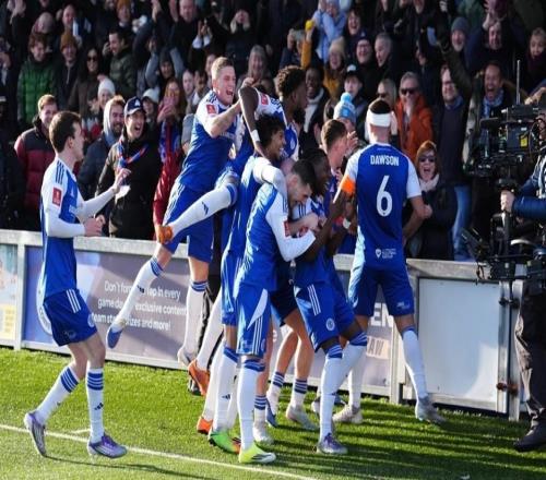 足总杯超级冷门！黑马成立仅5年，5000人冲场欢庆，鲁尼弟弟狂喜