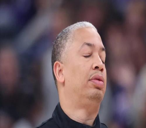 伦纳德又受伤了！踩到现场观众！这一次，泰伦卢位置不稳