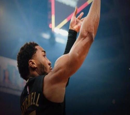 榜眼单节17分带不动鲍尔15中1，米切尔24+6+8失误，骑士力克黄蜂