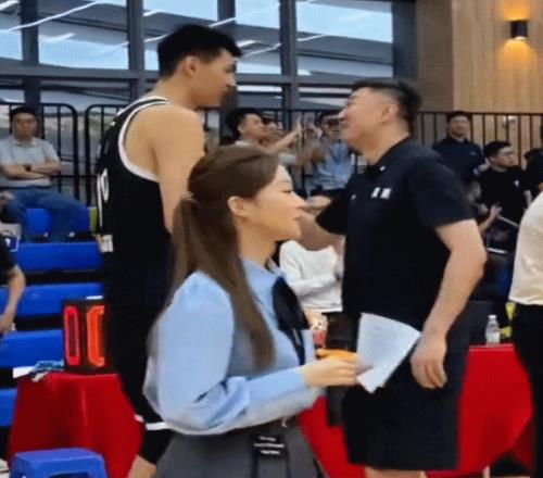 徐昕和杜锋两人有说有笑，相谈甚欢！未来或许会重返广东队
