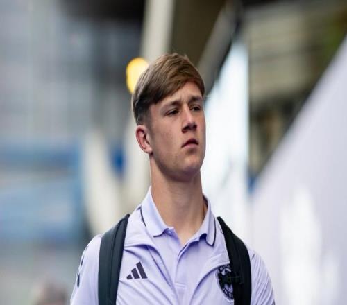 曼联青训中卫也没人了，中场小将思韦茨首次入选一线队名单