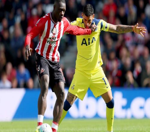 裁判VAR失明90秒：热刺后卫被推倒，红牌变空气