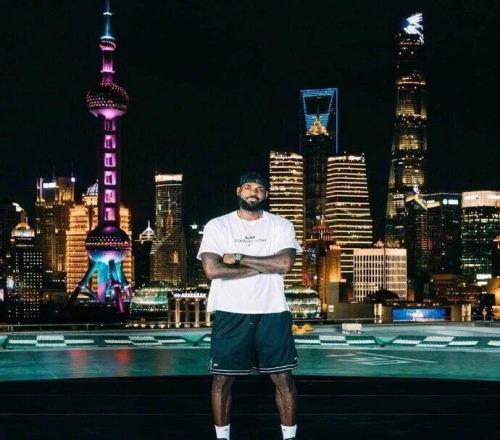 勒布朗詹姆斯开启中国行：打卡上海外滩、东方明珠
