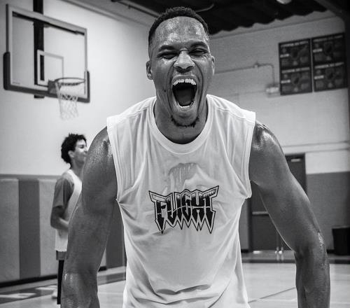 放弃1年330万，无人问津！NBA名宿说得没错，激怒威少后果自负