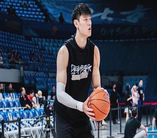 曝曾凡博收到澳联赛+NCAA邀请除非首钢开高价否则不回CBA