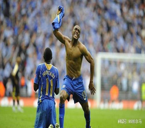 黑又硬代表，快如闪电，壮如岩石，英超效力15年，国家队出场0次