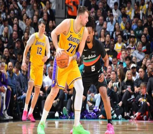 东契奇空砍38+10+10：湖人输西部第二之争狂送7失误成瑕疵