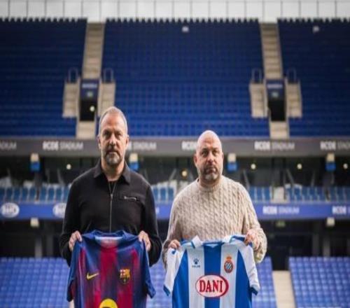 传统环节，加泰德比前弗里克与西人主帅马诺洛举球衣合影