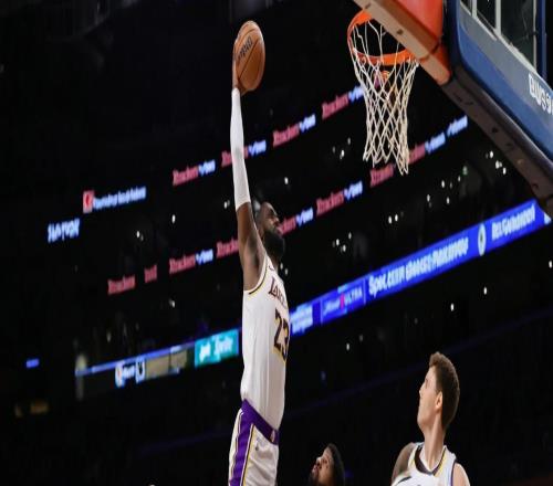 狂轰15连胜！湖人双杀猛龙，詹姆斯一战连创4大神迹，东契奇25+7