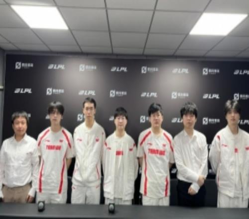 WE赛后群访教练：已经确定打骑士之路了后面的比赛就多练新东西