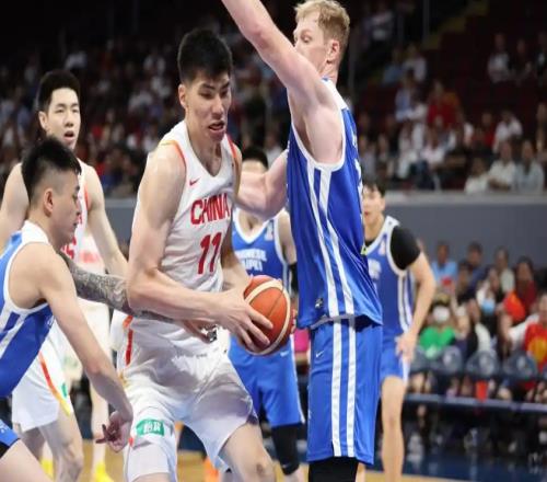 10093！中国男篮又大逆转，央视解说员点名表扬4人，成赢球功臣