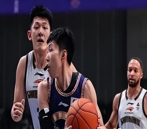 辽篮真是送温暖啊，让张庆鹏暂时摆脱困境，更让北控球员找回自信