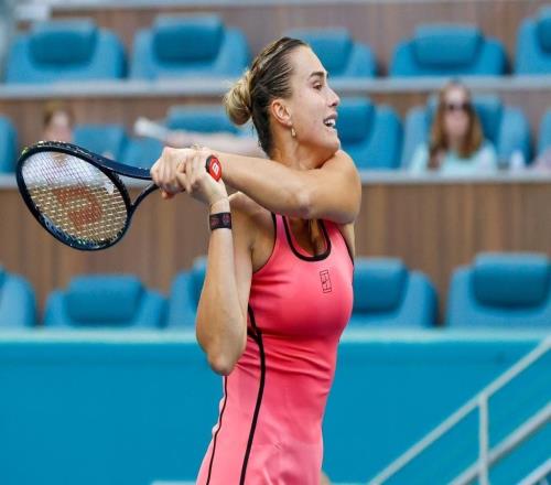 不敌老对手无缘迈阿密八强，郑钦文需要找回发球和精气神