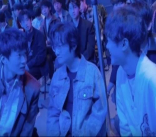 BLG官媒晒场边花絮：热聊ing