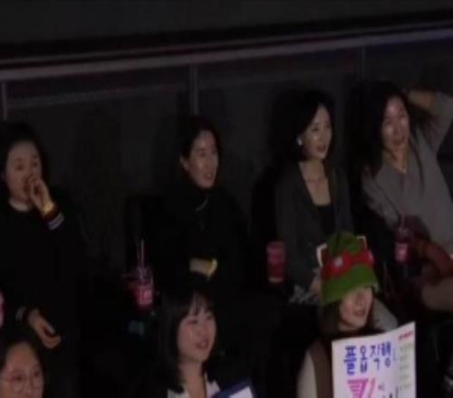 家属助阵OnerKeriapeyzDoran的妈妈和Peyz姐姐在现场观赛