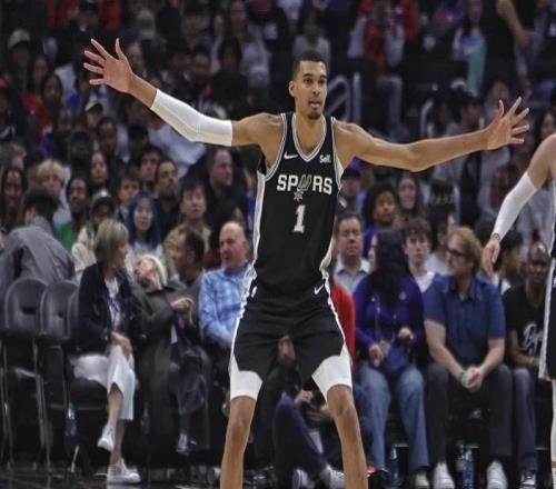 文班亚马伤退31+13，奇兵11记三分刷爆纪录，马刺19分逆转尼克斯