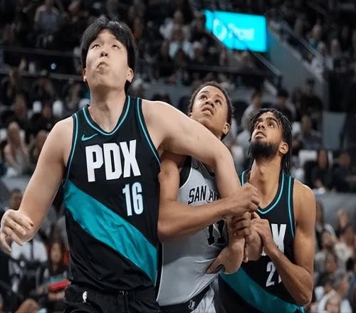 首秀10+9+3断！杨瀚森队友换队大爆发，10天短工打爆5年1.5亿先生