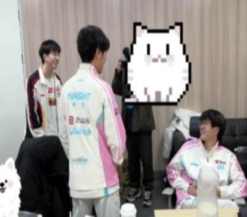 BLG更新视频：掉落一个前两天赛前的好朋友Elk串门环节