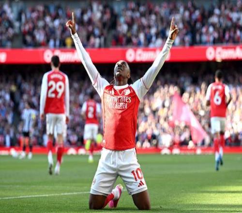 1.2亿天王复出，埃泽世界波救主！阿森纳终结连败，反超曼城登顶