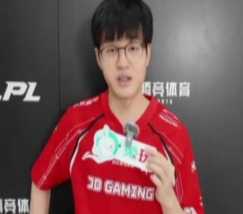 xun：我的性格有时候颠颠颠，就比较神经病吧
