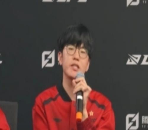 媒体人：Jiejie加盟FPX没帮到队伍反而自己成短板把身价打没了