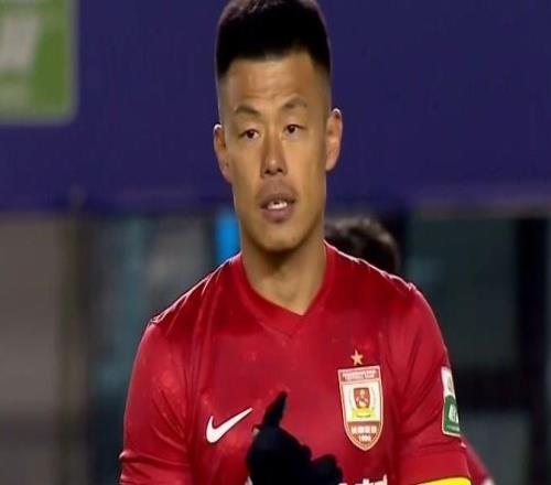 里程碑，亚泰37岁前锋谭龙已在中超出战200场比赛