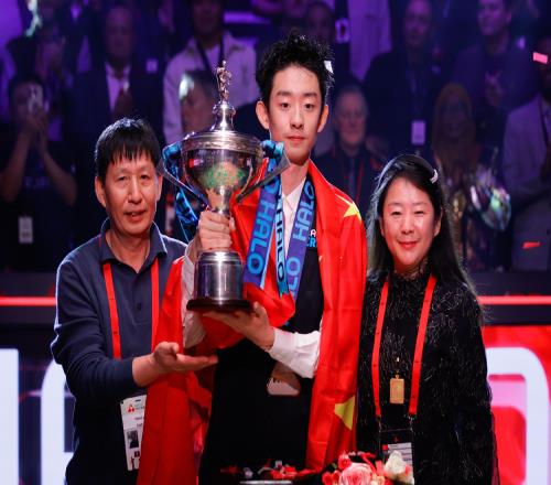 奖金470万！22岁吴宜泽世锦赛夺冠创5大纪录：身披国旗与父母庆祝