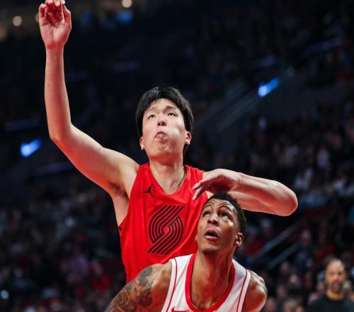 专注防守，不惧肉搏，杨瀚森成开拓者防守悍将！