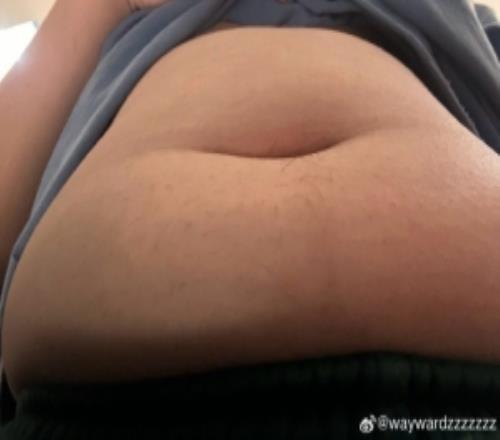 解说管泽元看wayward晒肚腩：累了呀黄生