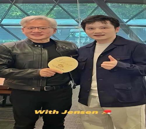 樊振东晒与黄仁勋合照，赠送对方签名球拍