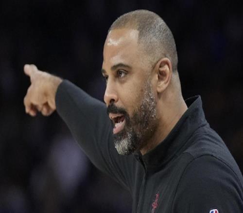 乌度卡再现自杀阵容！上五小引崩盘，锋线这么多非要整活