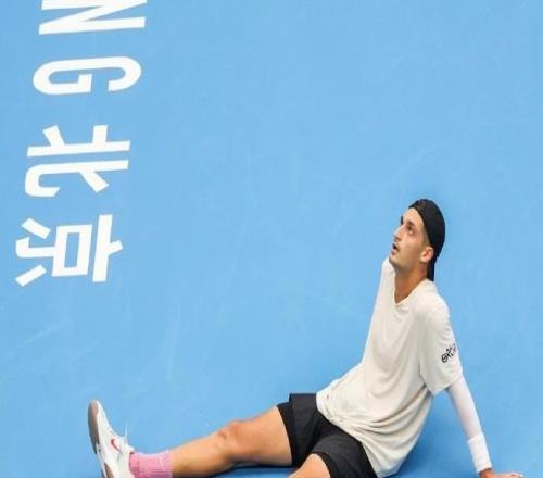 中网男单第二轮：辛纳21送蛋击败资格赛选手阿特玛纳，跻身八强