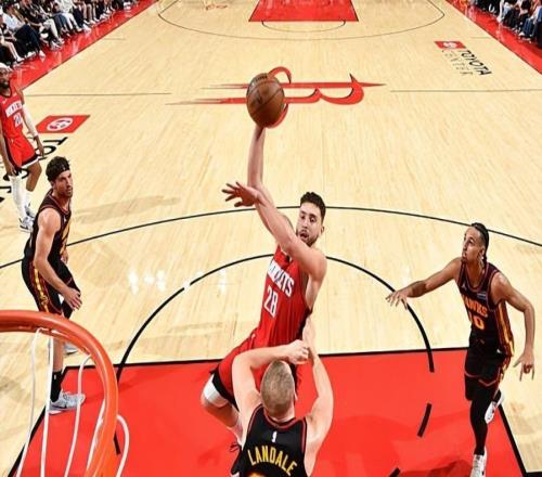 适当调整了自己的打法！火箭内线核心的效果也是明显提升了许多