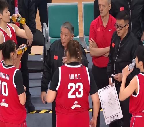 女篮出现最大短板！74天不知练了啥能力太差，球迷：赶快换了他