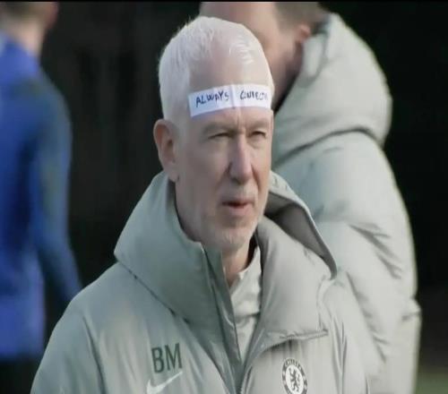 这啥造型啊切尔西理疗师额头贴纸条前往训练场督训