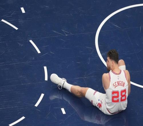 复出第2场！火箭宣布申京仅64秒右脚踝外侧扭伤痛苦下场接受检查