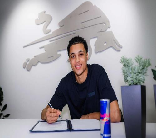 官方：莱比锡签下埃因霍温18岁边锋托马斯，双方签约至2031年