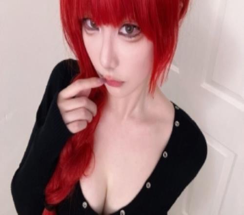 一头红发很显眼！解说Kitty晒照：乖狗狗