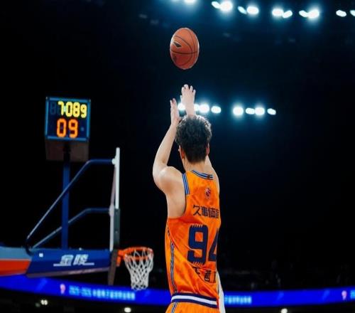 铭记场面里程碑之夜！王哲林解锁CBA万分，上海男篮力克广州男篮